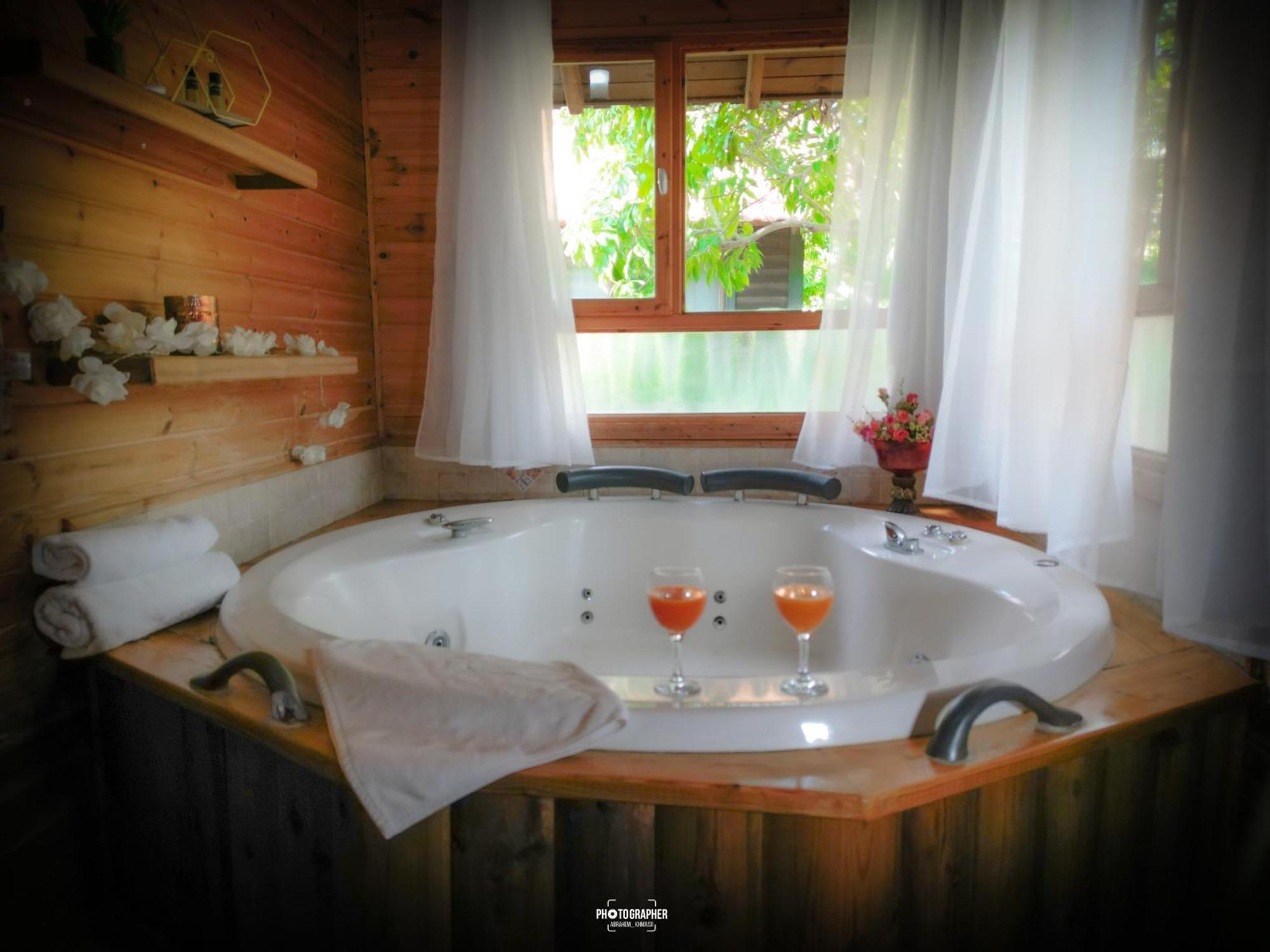 The Wooden Rose Cabins Bezet Room photo