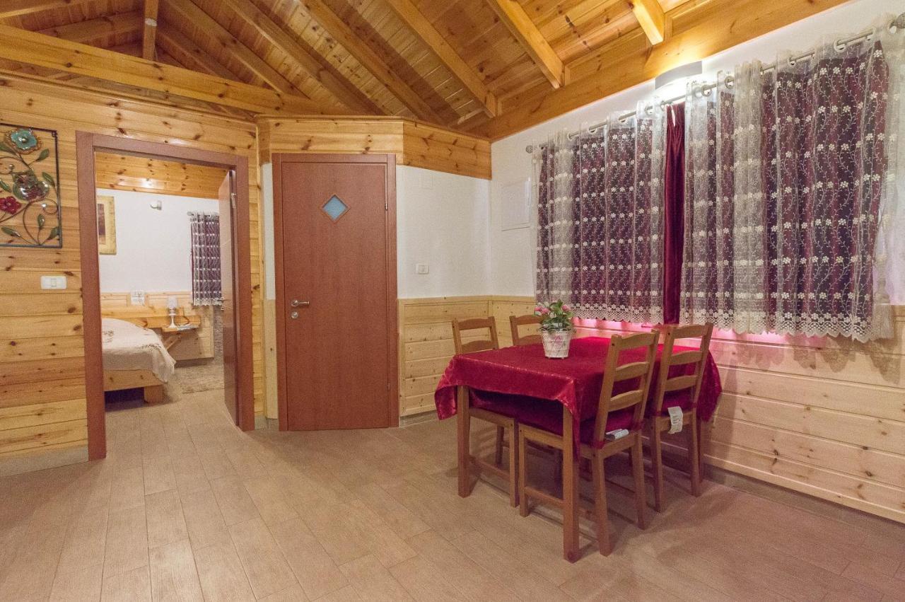 The Wooden Rose Cabins Bezet Exterior photo